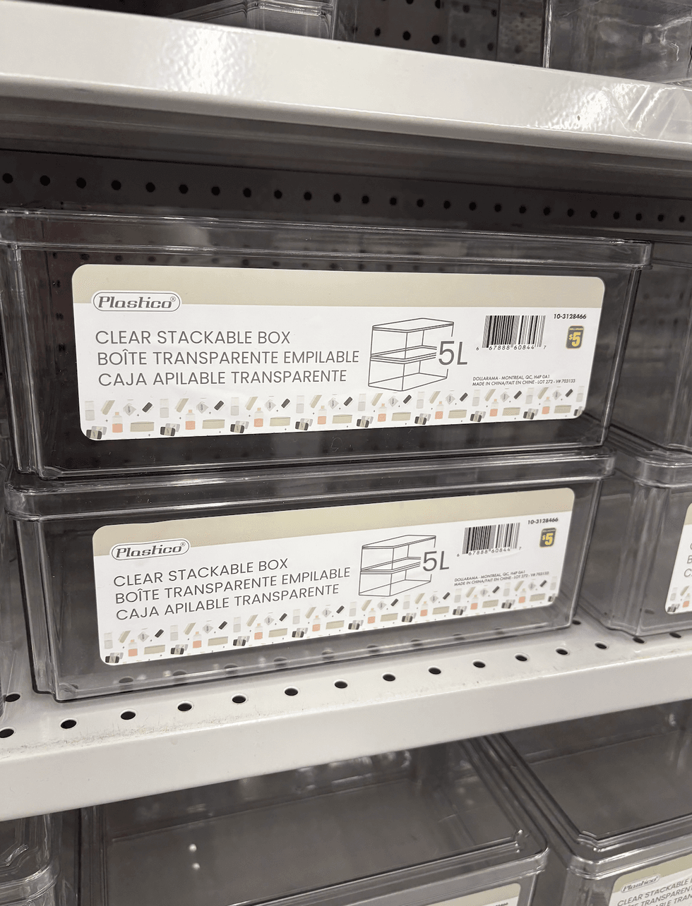 Bo\u00eete transparente empilable sur les tablettes du Dollarama.