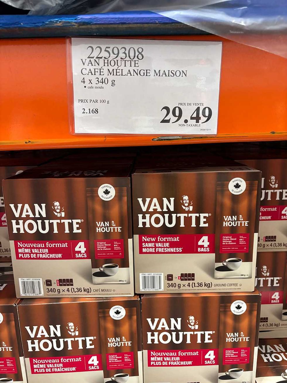 Bo\u00eetes de quatre sacs de caf\u00e9 moulu Van Houtte.