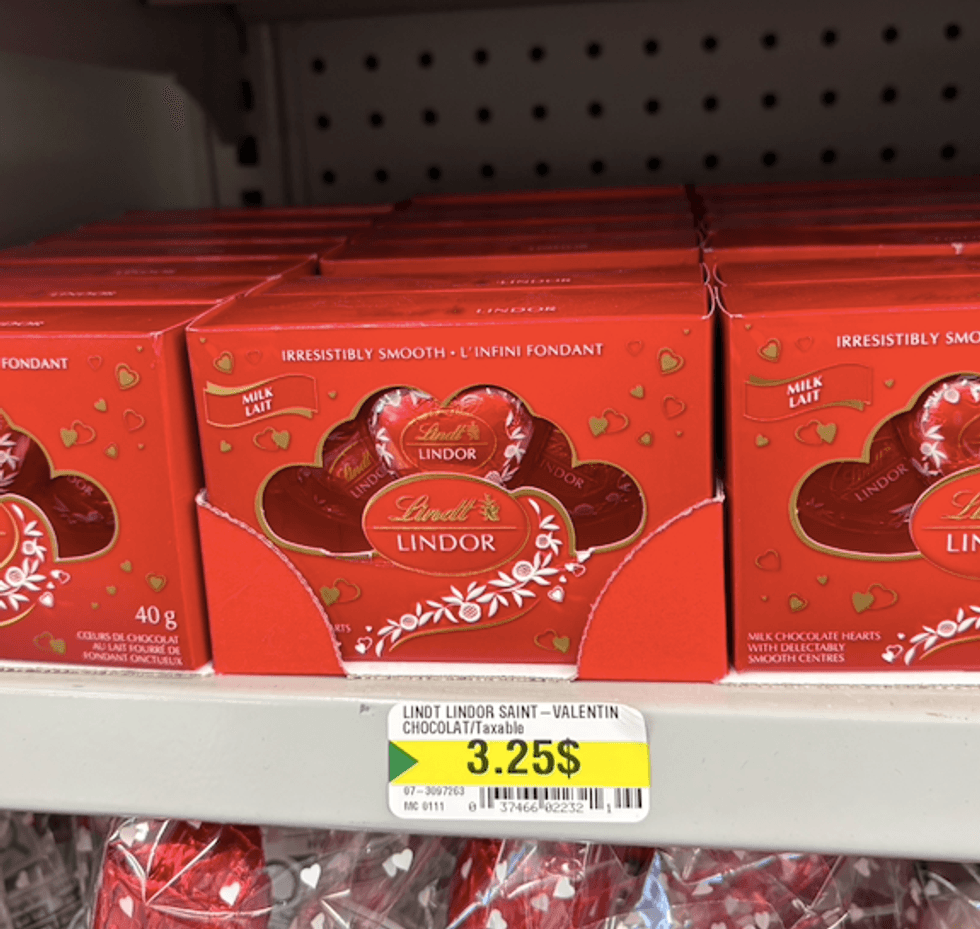 Bo\u00eetes de trois chocolats au lait Lindt Lindor en forme de coeur sur les tablettes du Dollarama.