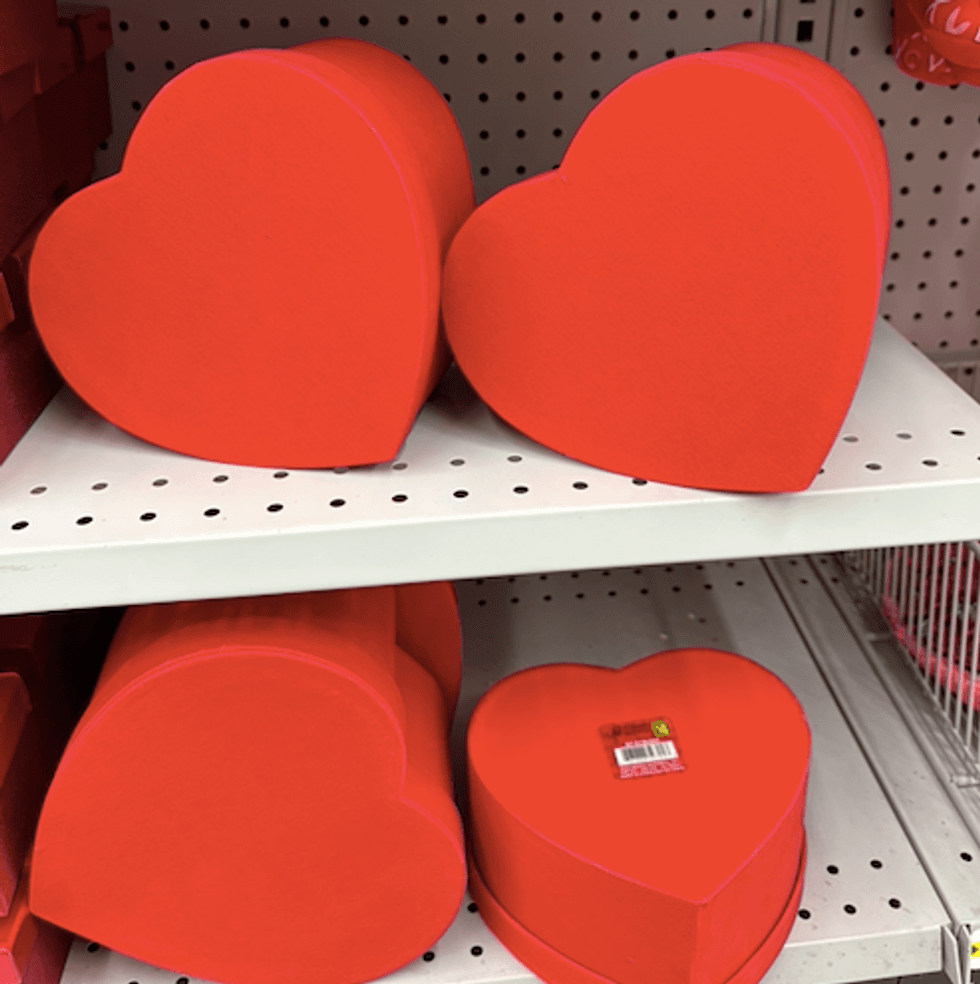 Bo\u00eetes en forme de coeur sur les tablettes du Dollarama.