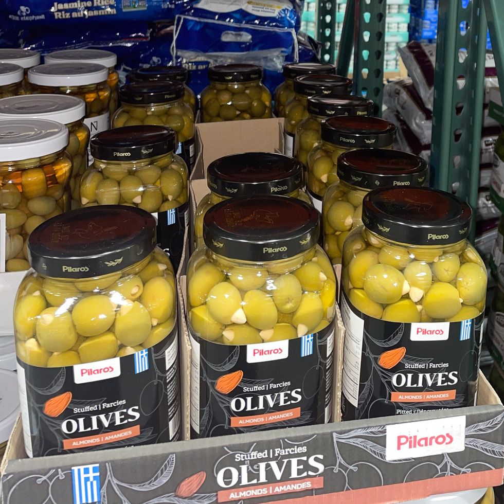 Bocaux d'olives farcies aux amandes, au Costco.