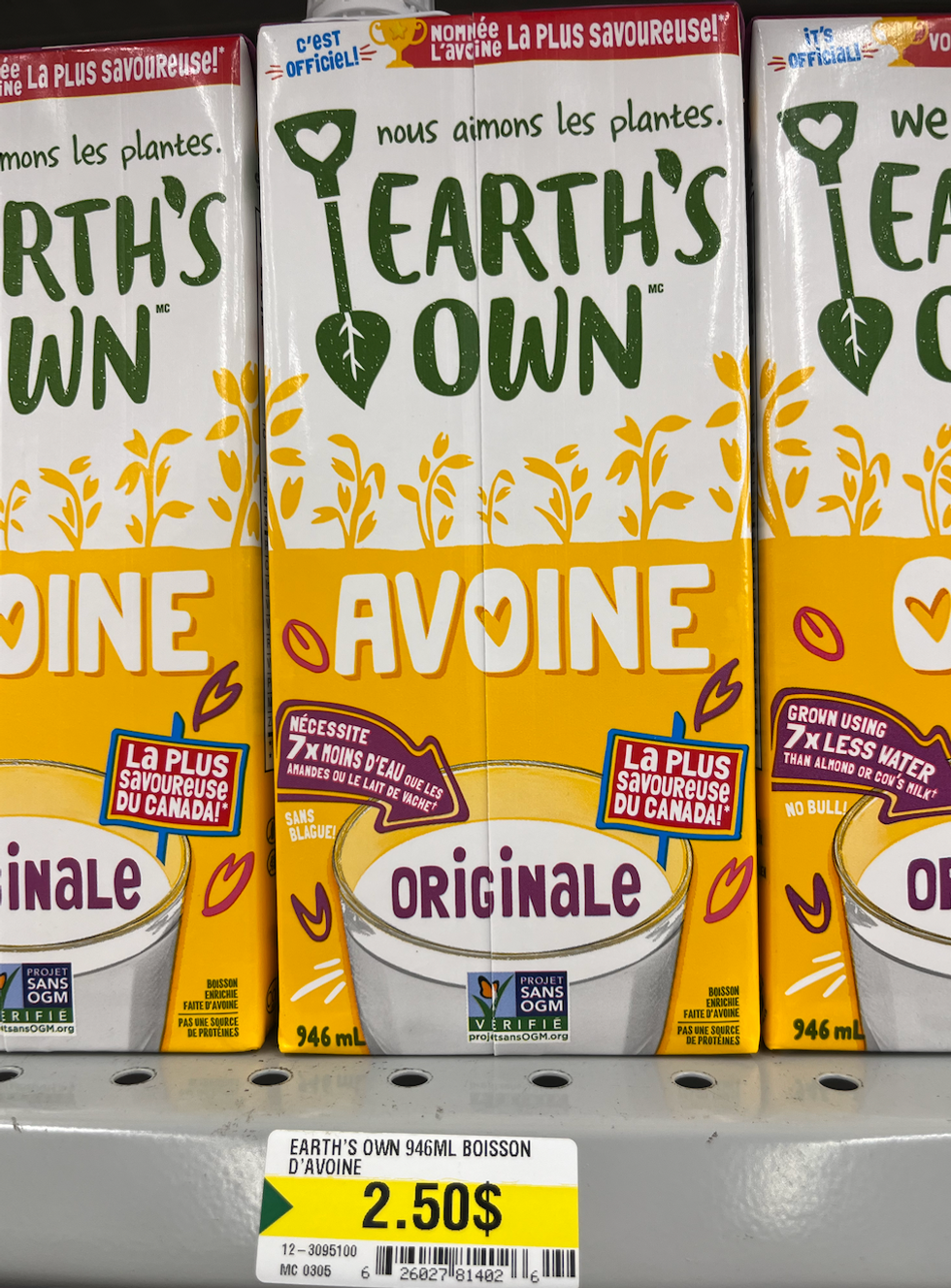 Boisson d'avoine Earth's Own sur une tablette du Dollarama.