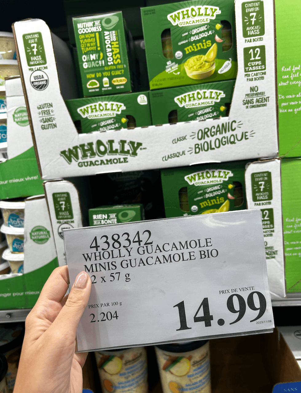 Boites de minis guacamole bio de la marque Wholly Guacamole avec l'\u00e9tiquette de prix.