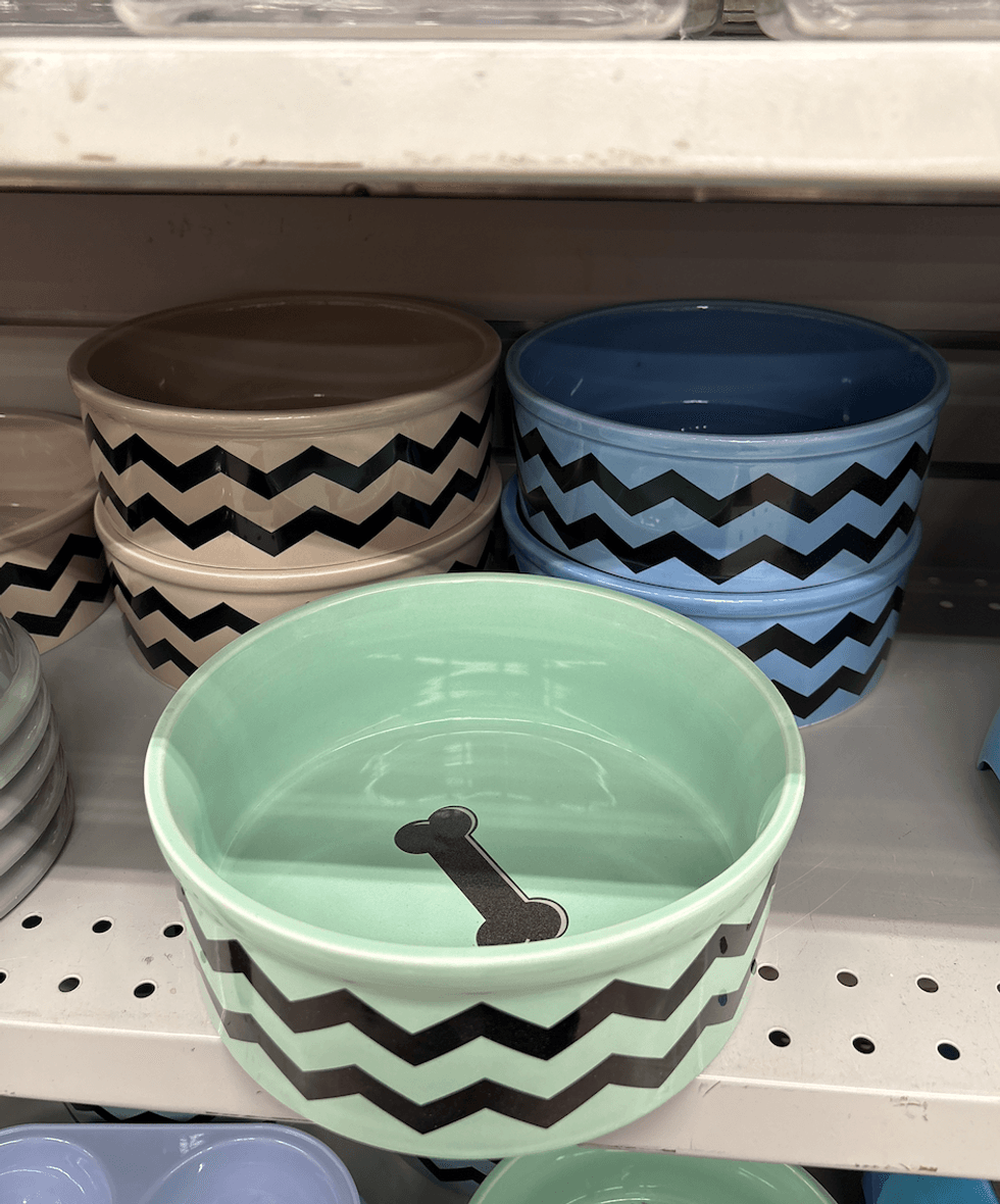 Bol en c\u00e9ramique sur les tablettes du Dollarama.