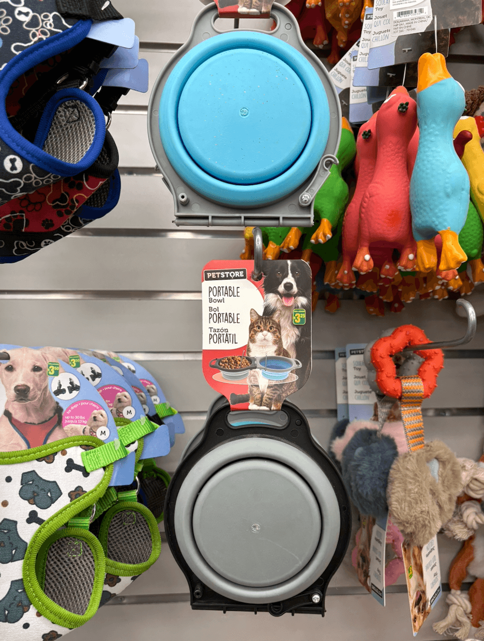 Bol portable pliable pour animaux en vente sur les tablettes du Dollarama.