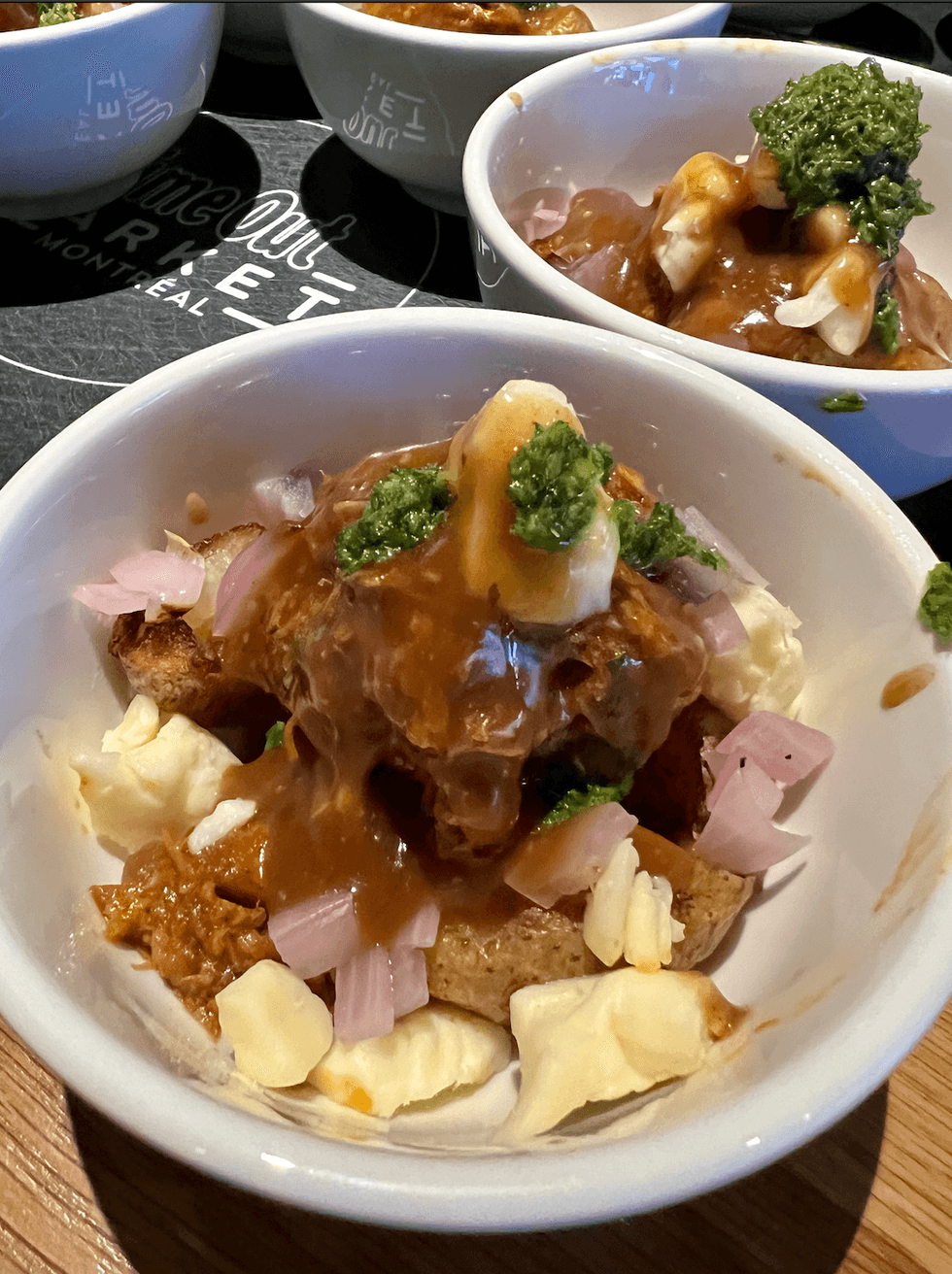 Bols de poutine avec du porc effiloch\u00e9, beaucoup de sauce et des \u00e9pices.