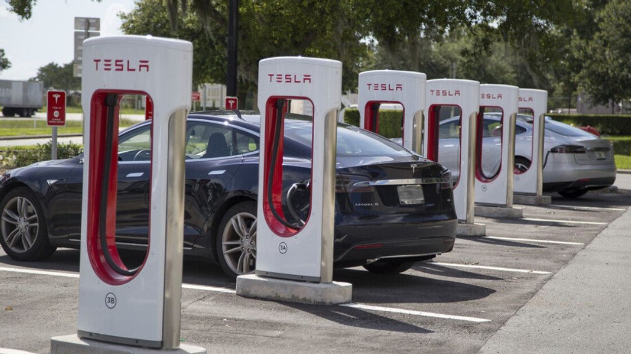 Bornes et voitures Tesla.