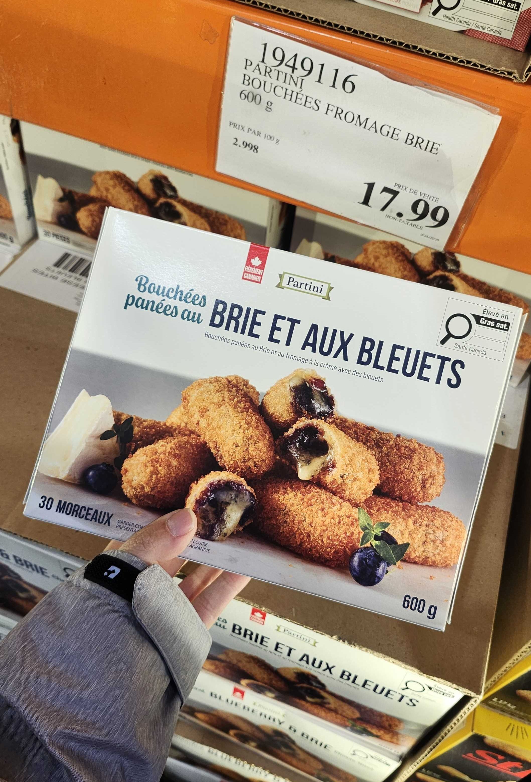 Bouch\u00e9es pan\u00e9es au fromage brie et aux bleuets.