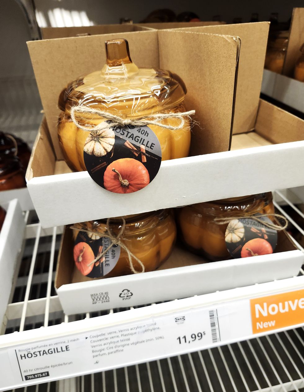 Bougie deux m\u00e8ches parfum\u00e9e en verrine de citrouille.