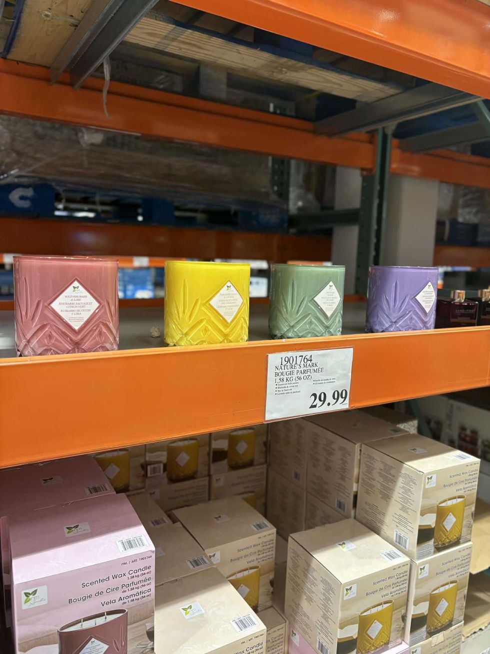 Bougie parfum\u00e9e Nature\u2019s Mark grand format de 1,58 kg dans un pot textur\u00e9, offerte en plusieurs couleurs et fragrances, au Costco.