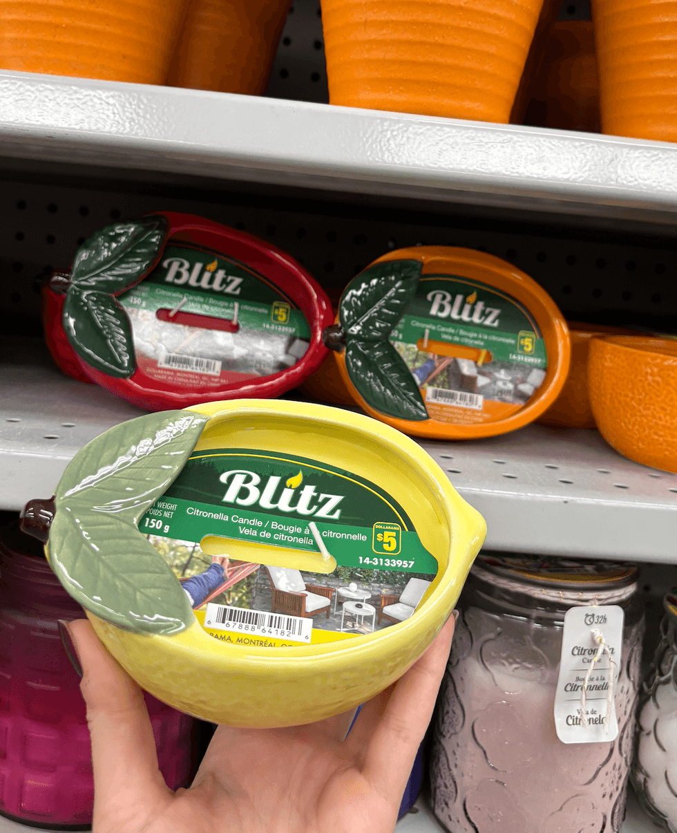 Bougie \u00e0 la citronnelle en forme de fruit sur les tablettes du Dollarama.