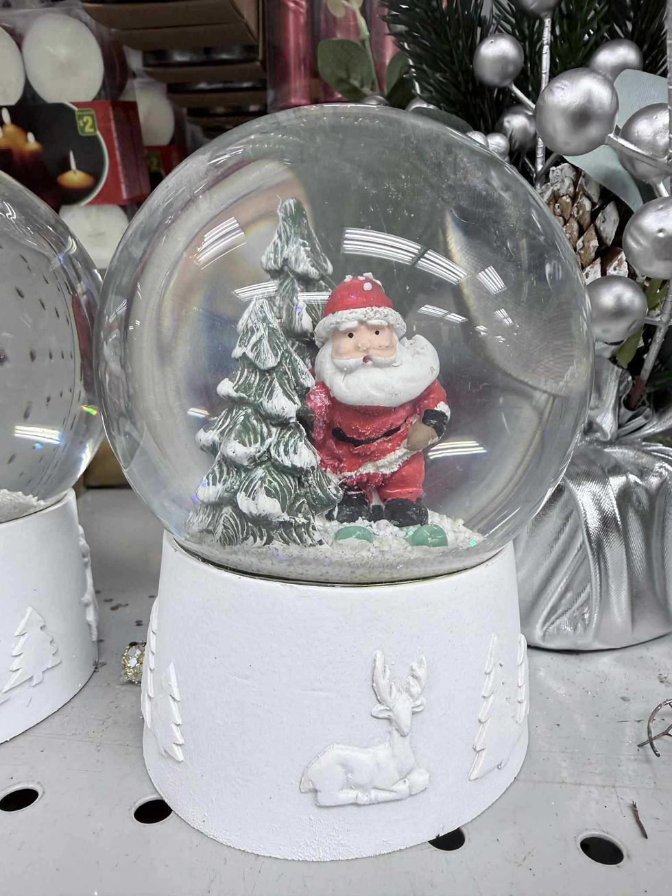 Boule de No\u00ebl en vente au Dollarama pour 4,75 $.