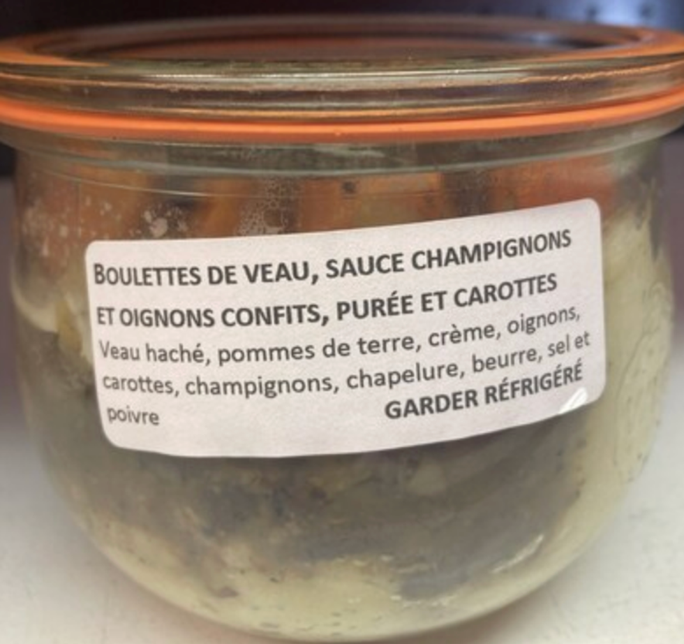 Boulettes de veau, sauce champignons et oignons confits, pur\u00e9e et carottes dans un pot de verre.