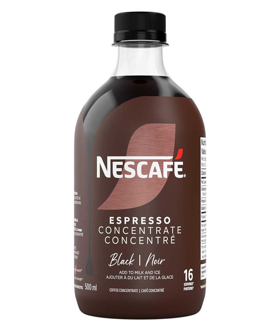 Bouteille de concentr\u00e9 de caf\u00e9 espresso noir Nescaf\u00e9 sur fond blanc.