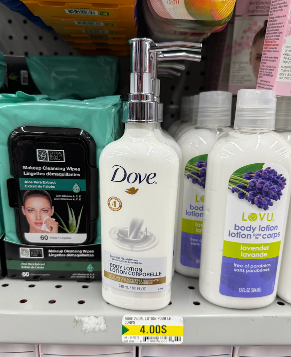 Bouteille de lotion pour le corps Dove 240 ml sur une tablette Dollarama.