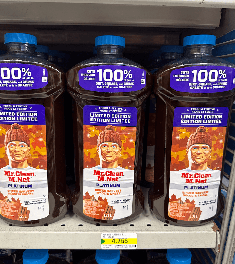 Bouteilles de nettoyant multi-surfaces M. Net Platinum en \u00e9dition limit\u00e9e R\u00e9colte \u00e9pic\u00e9e de 1,21 L, vendues 4,75 $ chez Dollarama.