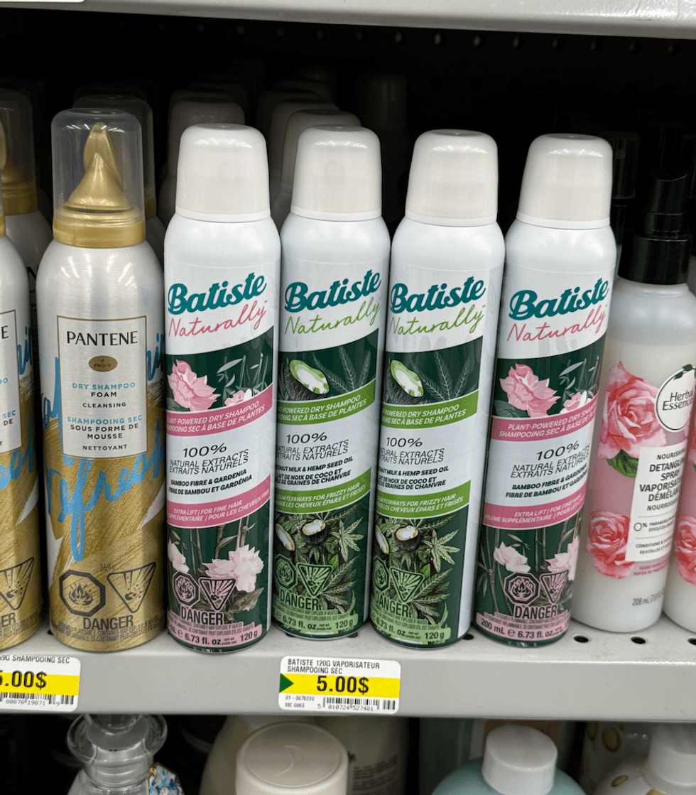 Bouteilles de shampooing sec Batiste Naturally de 200 ml aux parfums fibre de bambou et gard\u00e9nia ainsi que lait de noix de coco et graines de chanvre, vendues 5 $ chez Dollarama.