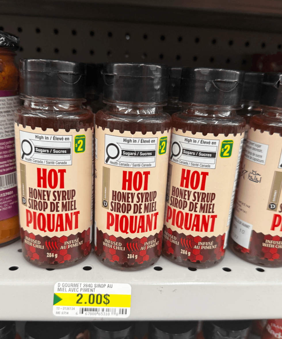 Bouteilles de sirop de miel piquant infus\u00e9 au piment vendues 2 $ chez Dollarama.