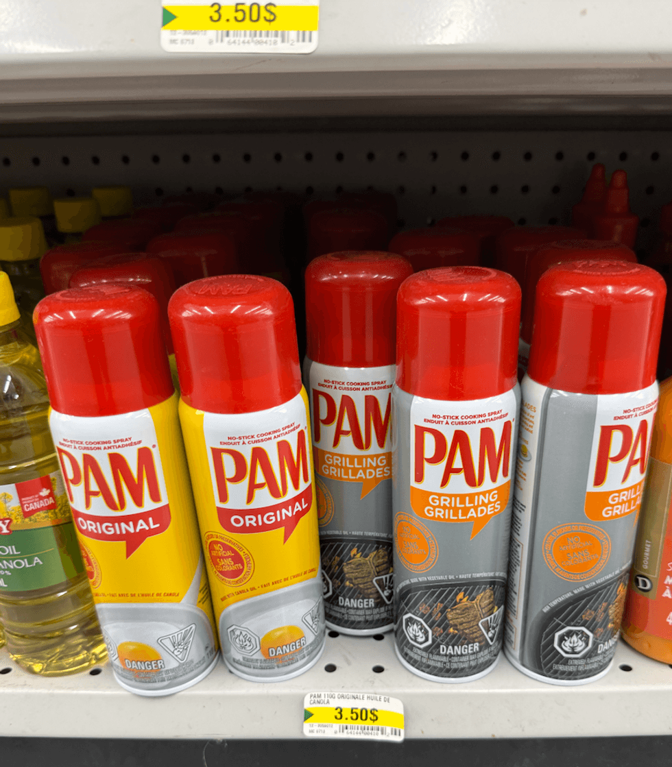 Bouteilles de vaporisateur de cuisson Pam Original et Pam Grillades sur une tablette de Dollarama.