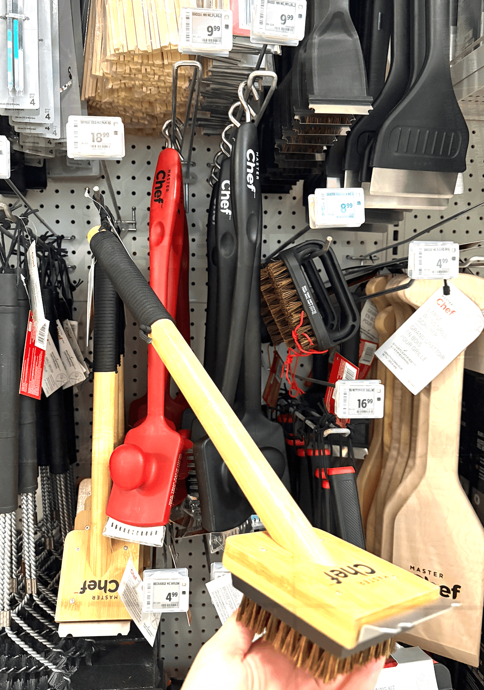 Brosse pour barbecue sur les \u00e9tag\u00e8res du Canadian Tire.