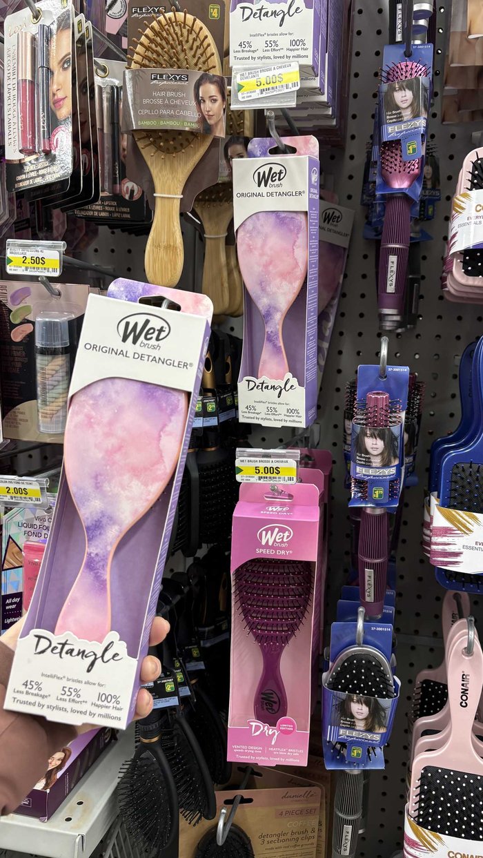 Brosse \u00e0 cheveux de la marque Wet Brush sur les \u00e9tag\u00e8res du Dollarama.