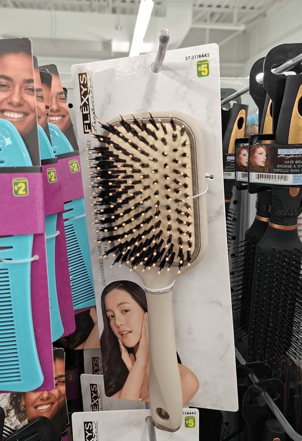 Brosse \u00e0 cheveux sur les \u00e9tag\u00e8res du Dollarama.