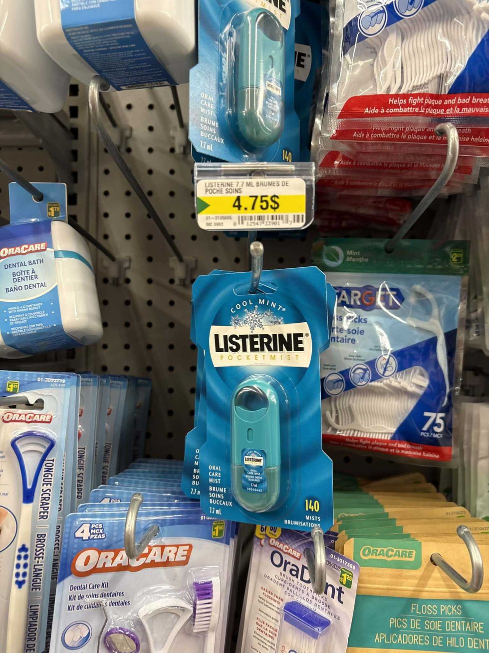 Brume buccale Listerine sur les \u00e9tag\u00e8res du Dollarama.
