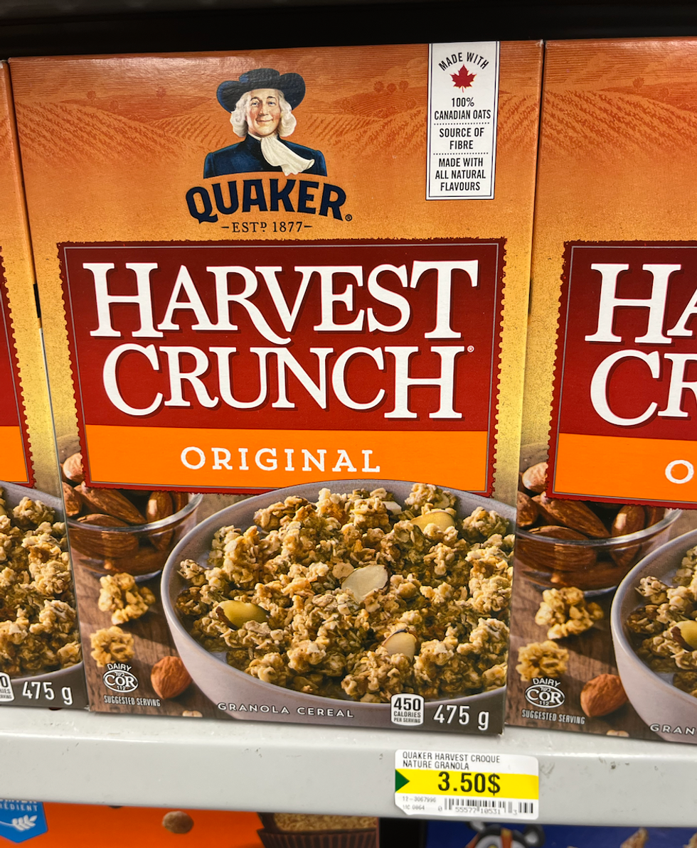 C\u00e9r\u00e9ales granola Croque Nature Recette originale dans leur bo\u00eete en carton sur une \u00e9tag\u00e8re du Dollarama.