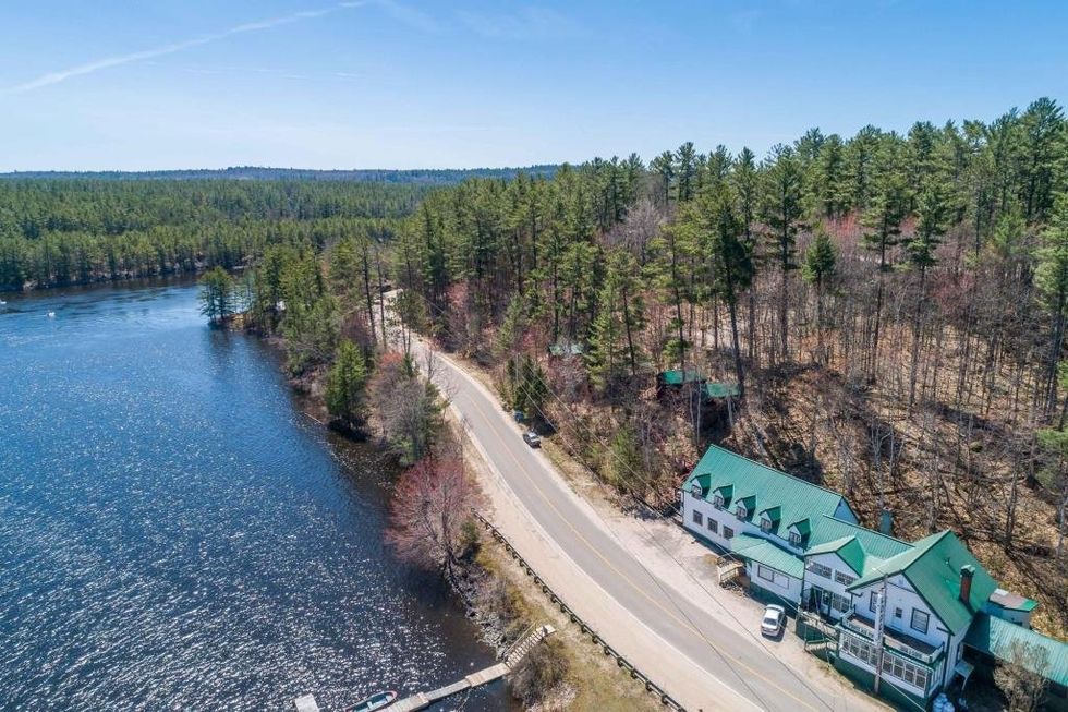 Cabanes devant la rivi\u00e8re des Outaouais.