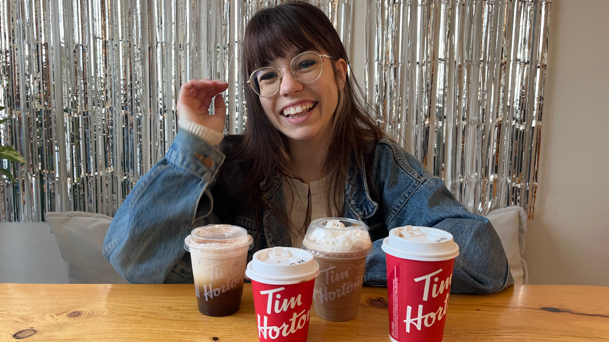 Café infusé à froid au Baileys, latte au Baileys, cappuccino glacé au Baileys et café à la crème au Baileys du Tim Hortons sur une table en bois devant un mur argenté avec Laurie Forget.