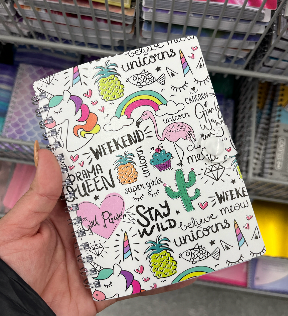 Cahier de notes blanc avec des motifs d'ananas, de licornes, de girl power et plus.