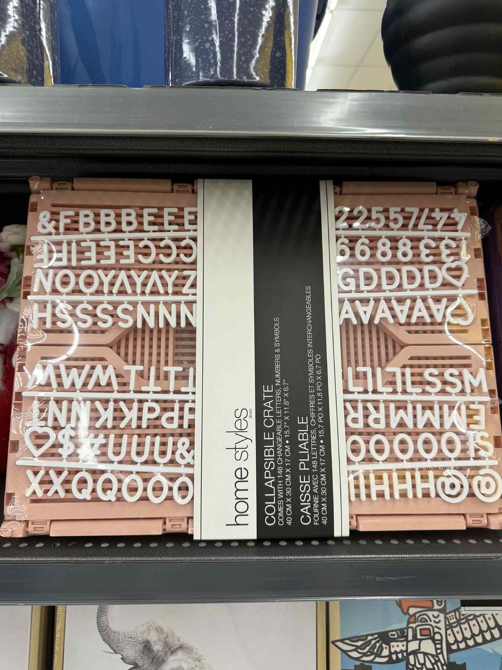 Caisse pliable avec lettres, chiffres et symboles interchangeables en vente pour 8 $ chez Tigre G\u00e9ant.