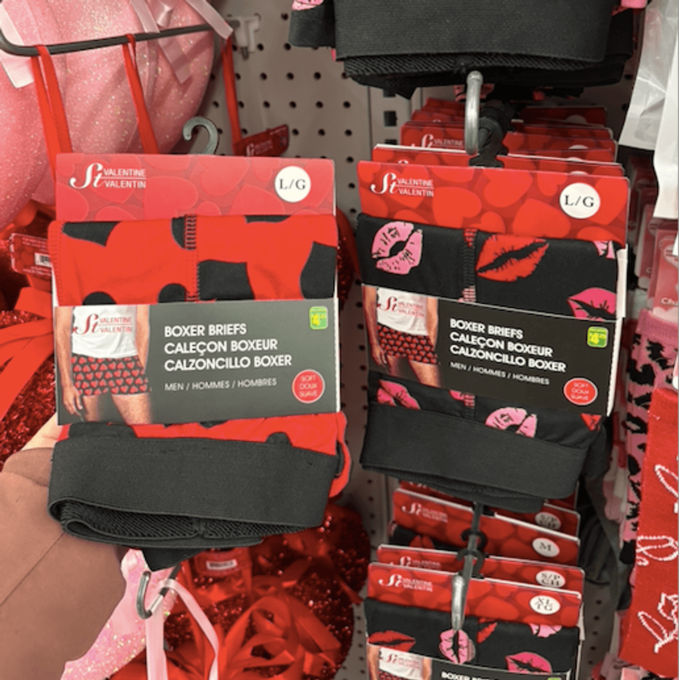Cale\u00e7on boxeur \u00e0 motifs bisous et coeurs vendus au Dollarama.