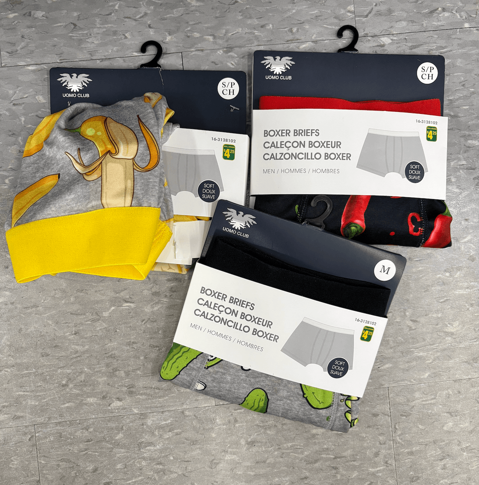 Cale\u00e7ons boxeurs \u00e0 motifs sur le sol du Dollarama.