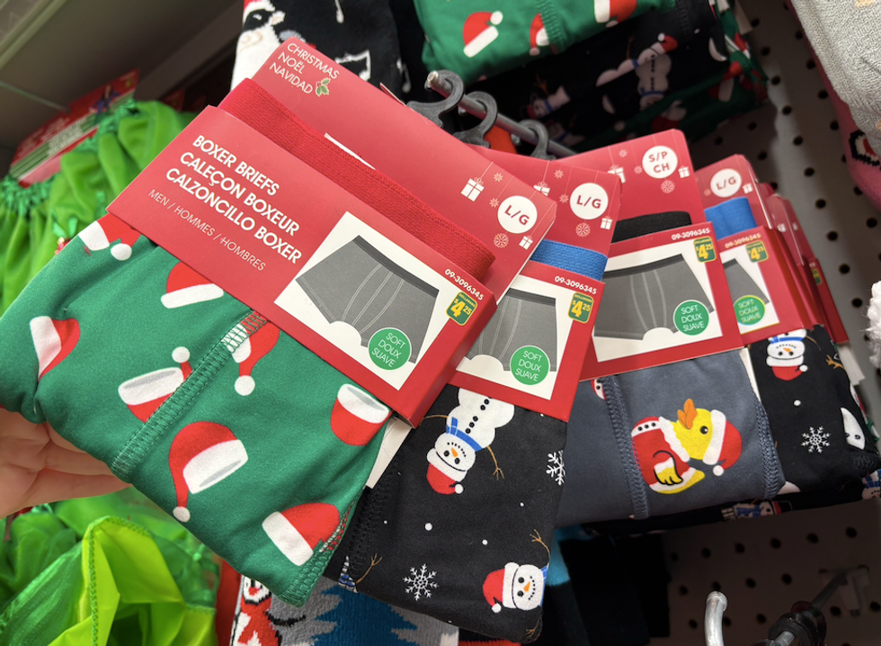 Cale\u00e7ons \u00e0 motifs festifs.