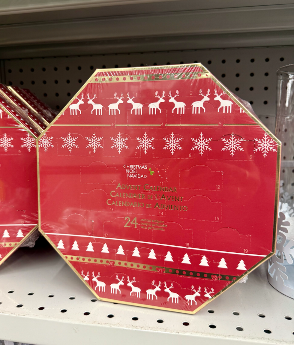 Calendrier de l\u2019Avent rouge contenant 24 bougies parfum\u00e9es vendu au Dollarama.