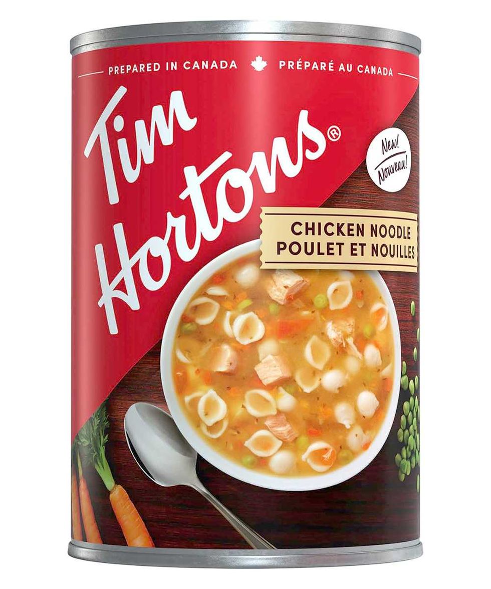 Canne de soupe poulet et nouilles Tim Hortons sur fond blanc.