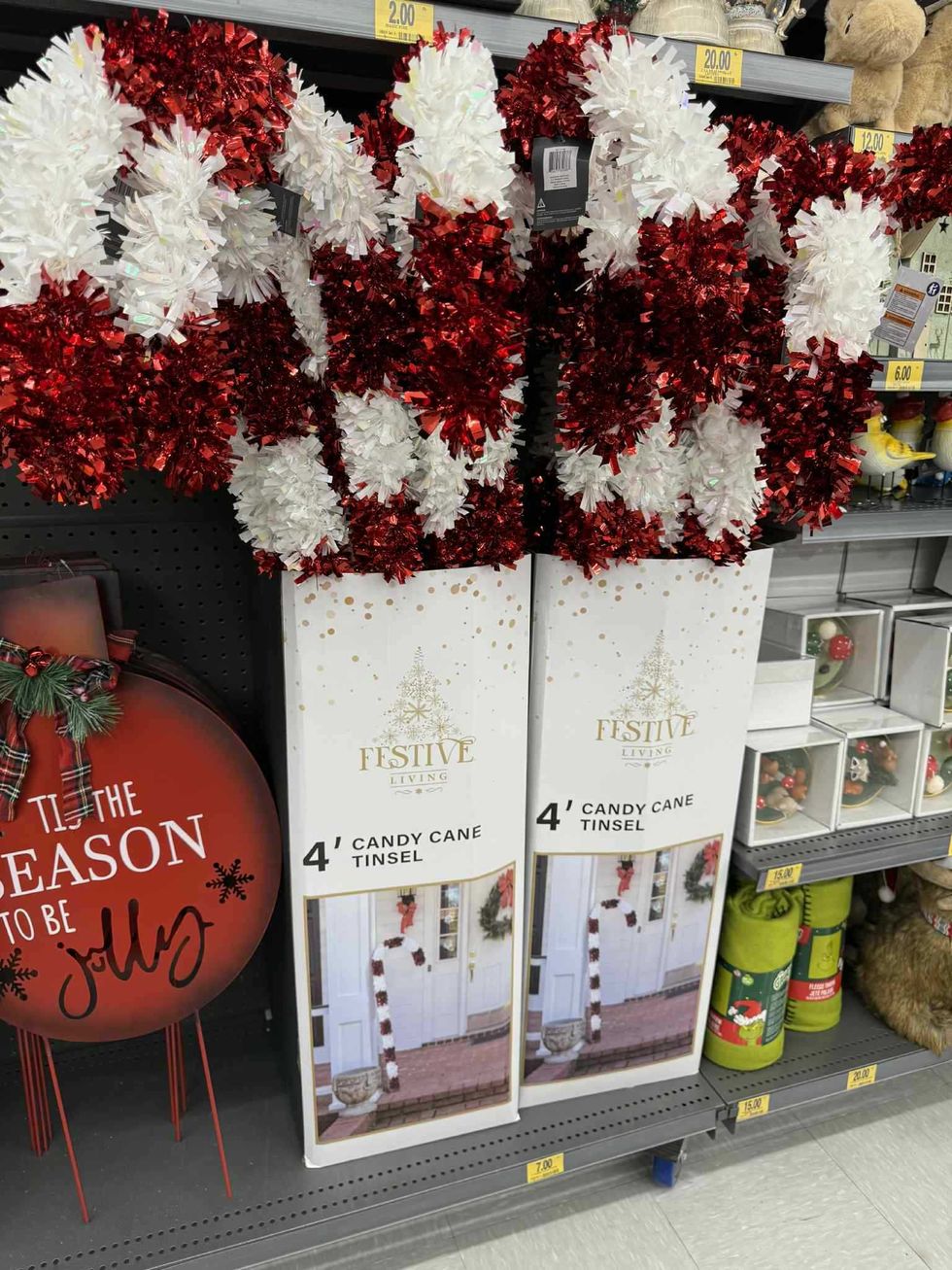 Cannes de No\u00ebl de quatre pieds de hauteur en vente au Tigre G\u00e9ant pour 7 $.