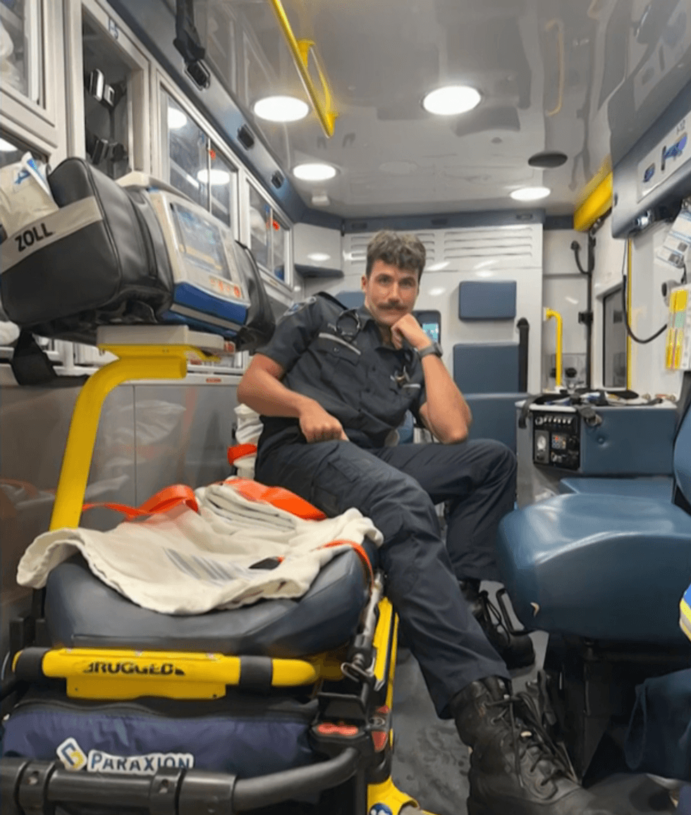 Carl d'OD Mexique au travail, assis sur une civi\u00e8re.