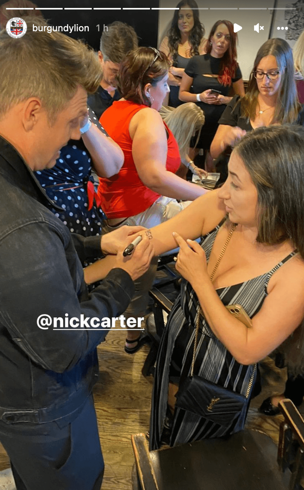 Carter signant des autographes.