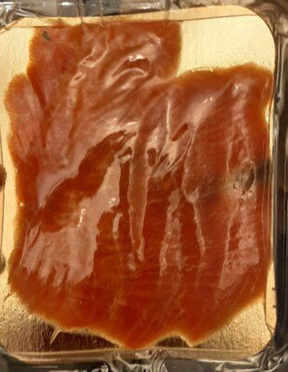 Carton dor\u00e9 contenant du saumon fum\u00e9 emball\u00e9 sous vide.