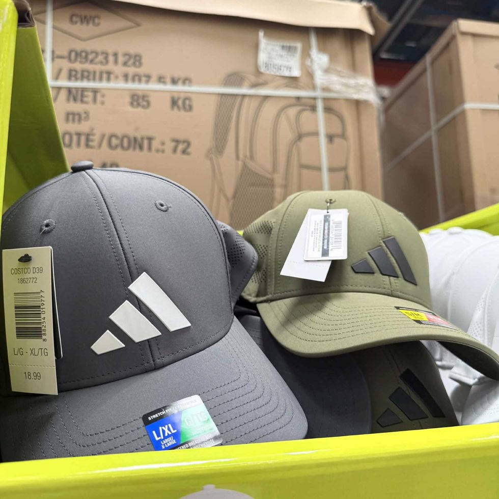 Casquettes Adidas en vente au Costco pour 18,99 $.