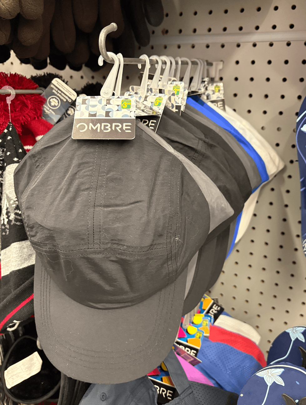 Casquettes sur les \u00e9tag\u00e8res du Dollarama.