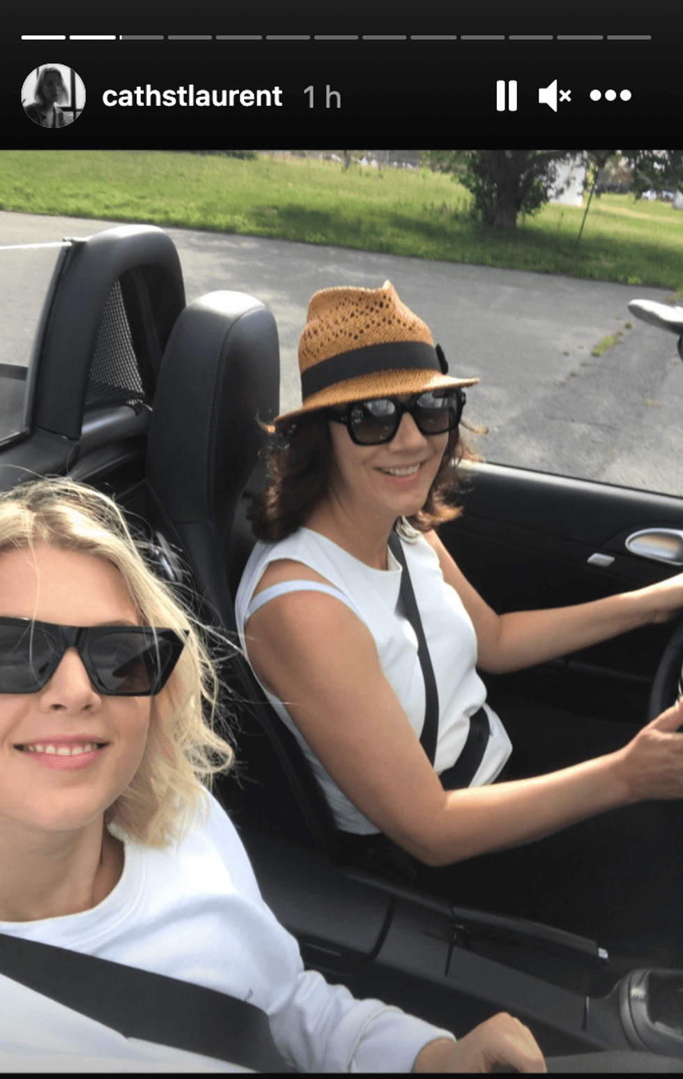 Catherine St-Laurent dans une d\u00e9capotable avec Genevi\u00e8ve Brouillette.