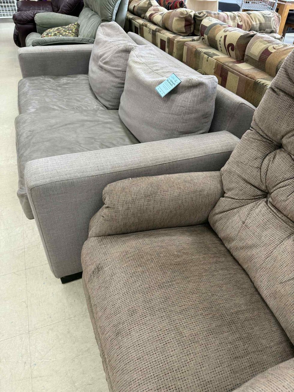 Causeuses en tissus en vente \u00e0 la friperie Au Grenier Populaire.