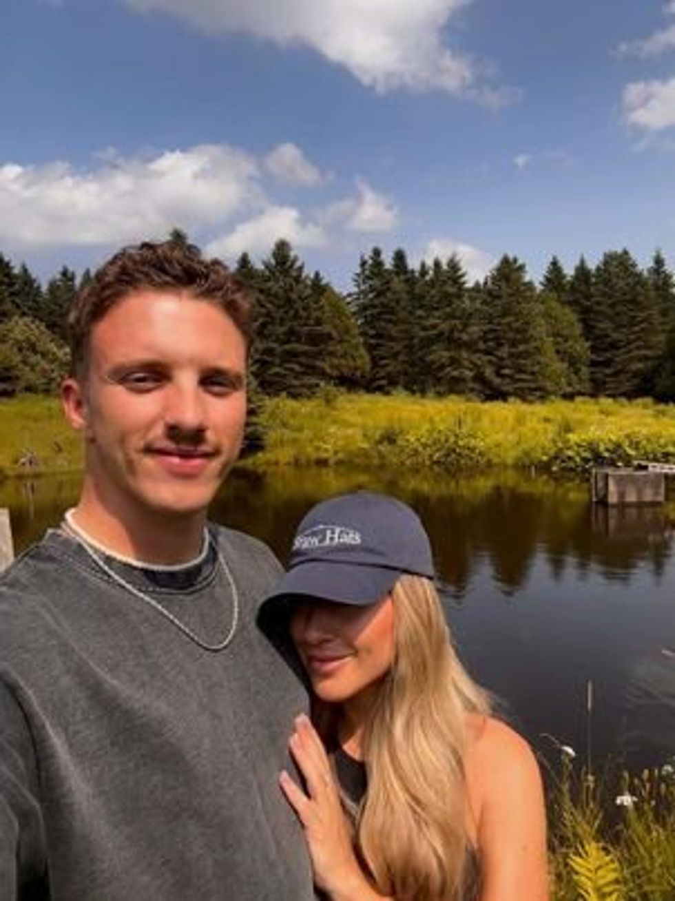 Cedric de L'\u00eele de l'amour et sa copine Zo\u00e9.