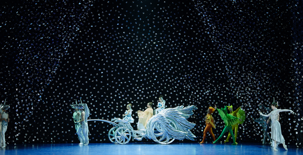 Cendrillon, interpr\u00e9t\u00e9e par Rachele Buriassi, dans son carrosse en route vers le bal.