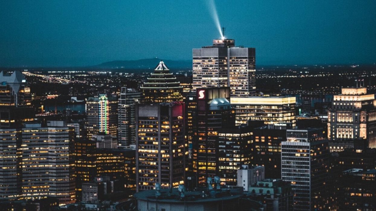 Centre-ville de Montréal avec de nombreux bâtiments illuminés.