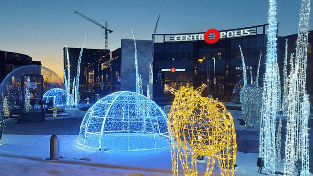 Cette nouvelle terrasse hivernale à Laval te permet de souper dans une bulle lumineuse