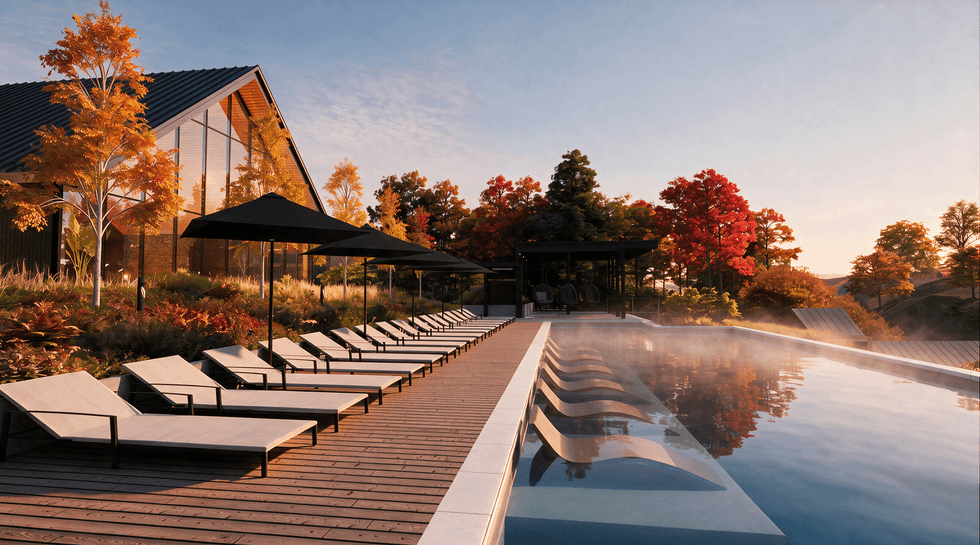 Chaises longues et bassin ext\u00e9rieur chauff\u00e9 du Str\u00f8m spa nordique Saint-Sauveur.